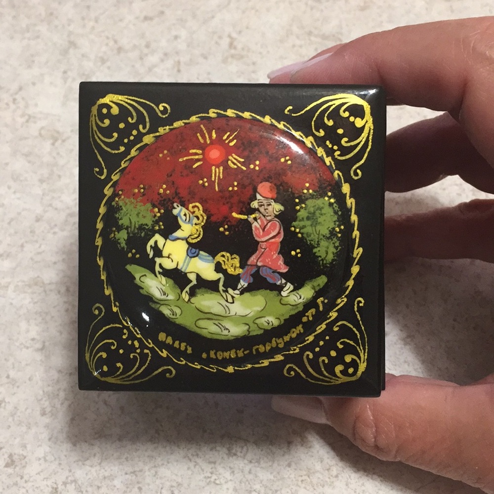 RUSSIAN HAND-PAINTED DOUBLE LACQUERED TRINKET BOX